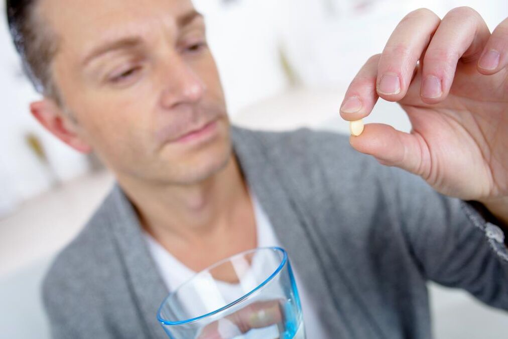 un uomo prende una pillola per aumentare la potenza