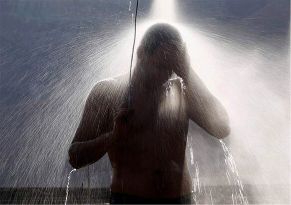 Se un uomo si sente stanco, ha bisogno di fare una doccia di contrasto